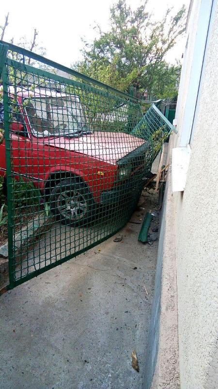 Алкогольный рекорд: в Измаиле пьяный водитель снес забор и протаранил стену жилого дома
