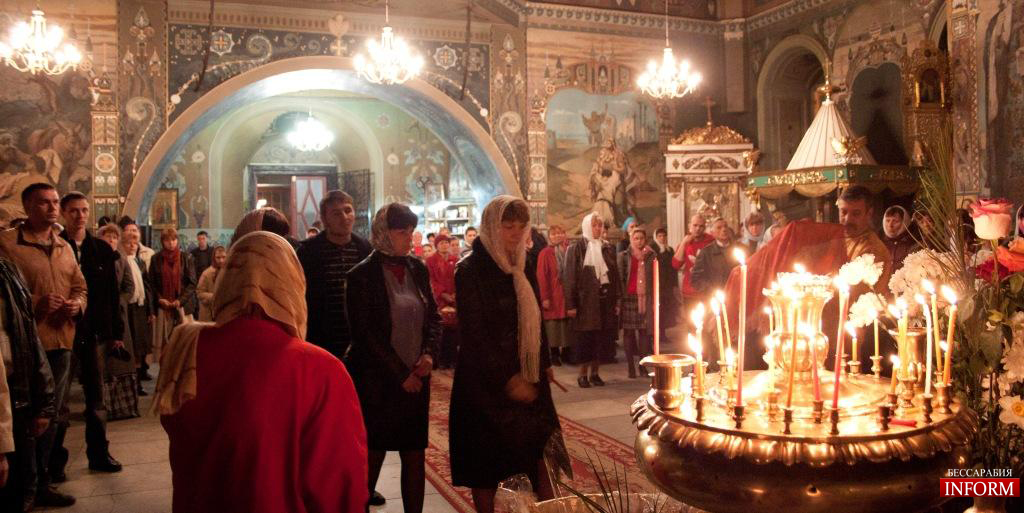 Среда вечерняя служба. Внутри храма много народа. Во время евхаристического канона не ставить свечи.