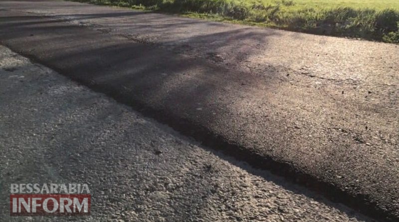 Очередная халтура: в Измаильском районе на недавно отремонтированной дороге уже лепят латки