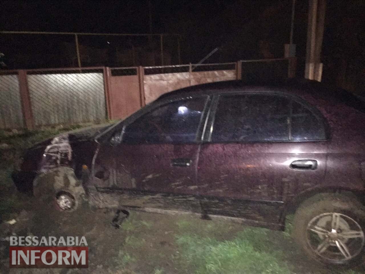 На въезде в Измаил пьяный водитель на Toyota Carina снес столб