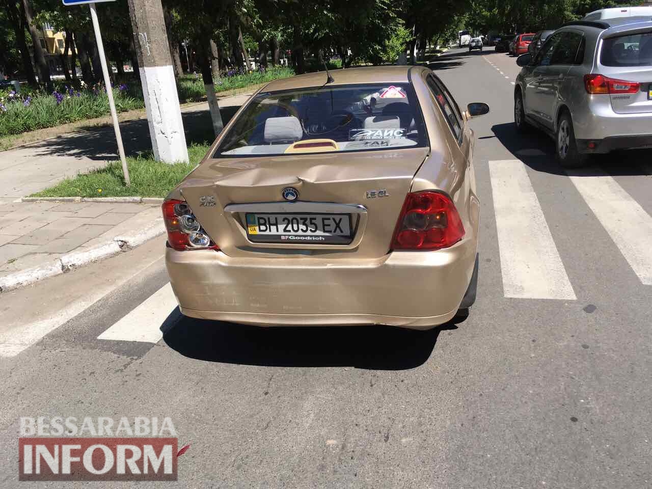 В Измаиле Chevrolet Captiva "догнал" на пешеходном переходе Geely