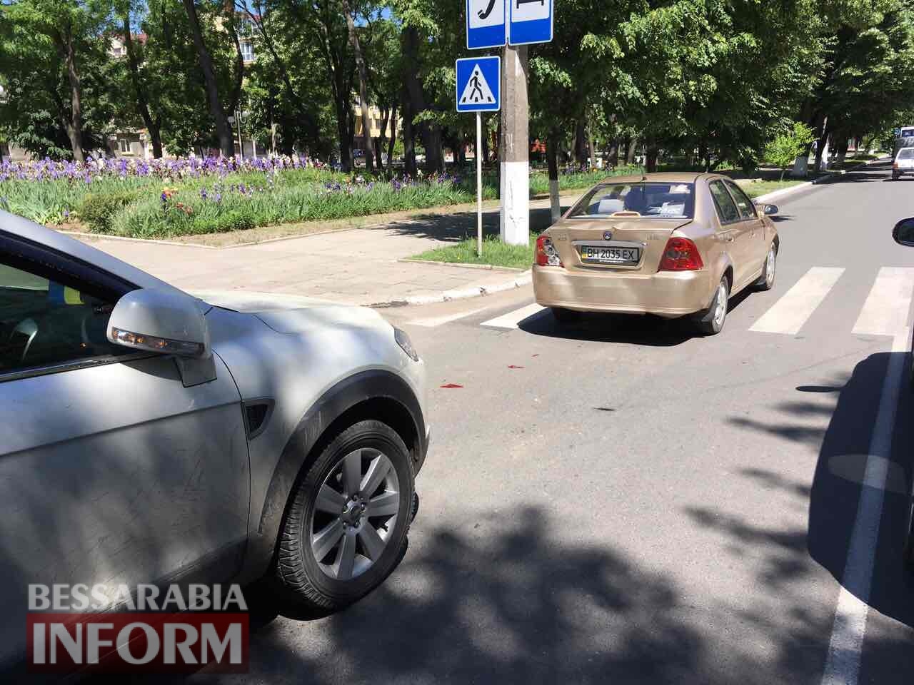 В Измаиле Chevrolet Captiva "догнал" на пешеходном переходе Geely