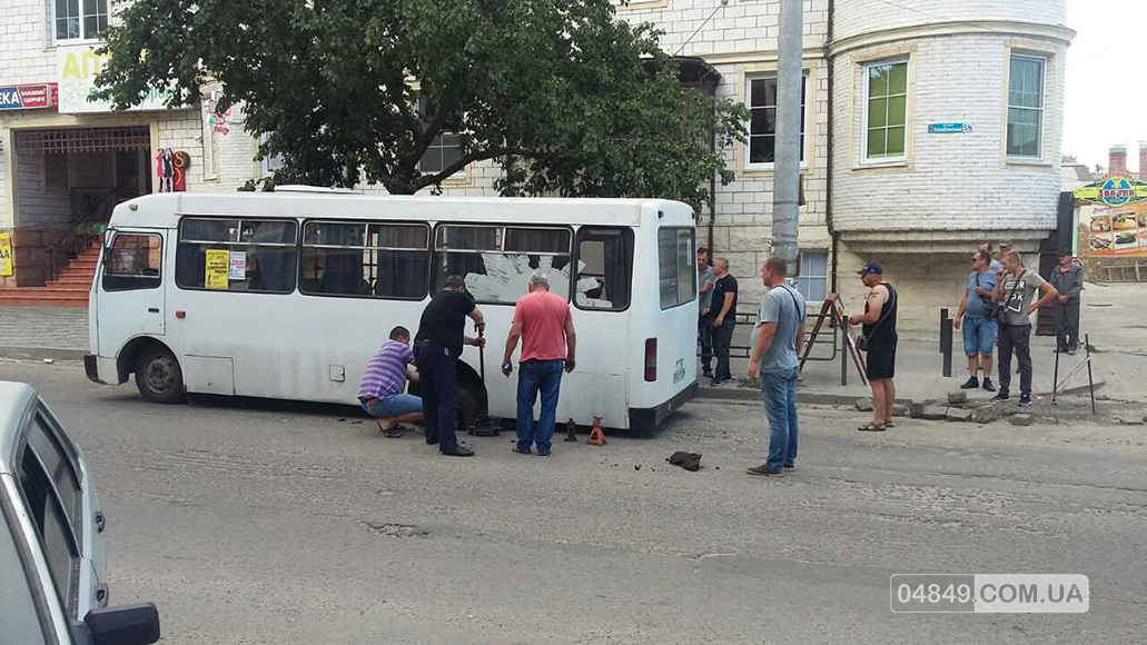 В Белгород-Днестровском маршрутка задним колесом провалилась под асфальт