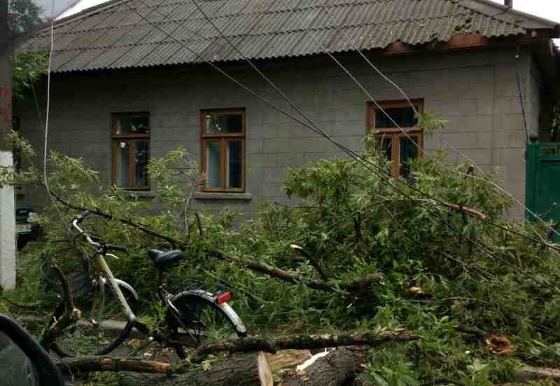 По Рени и району прокатился ураган, принесший немало хлопот коммунальщикам, местным жителям и фермерам