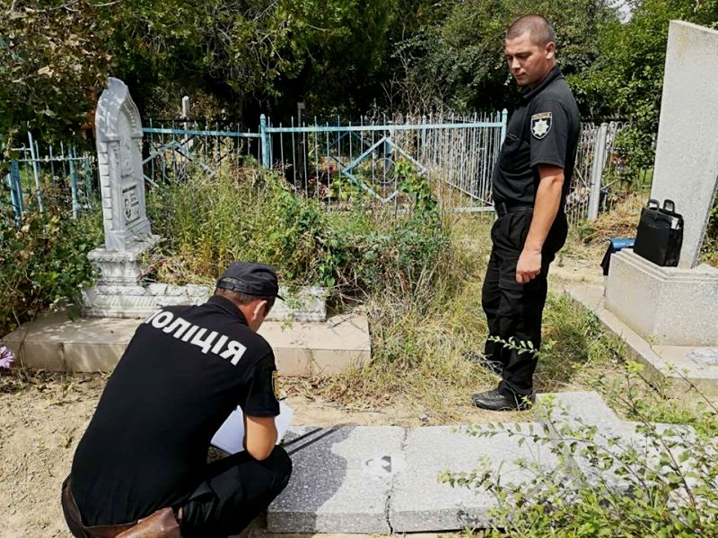В Рени вандалы надругались над могилами на городском кладбище