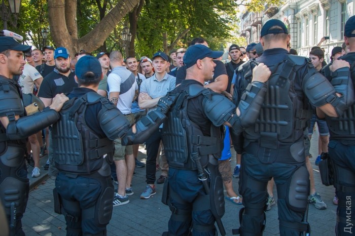 Марш Равенства представителей ЛГБТ-сообщества «Одесса-Прайд» до финиша не дошел