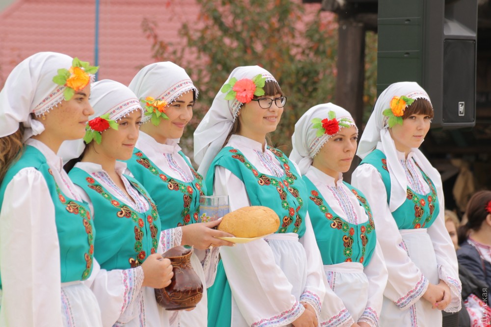 В этнической деревне Фрумушика-Нова на фестивале кабарне дегустировали вина тарутинских виноделов