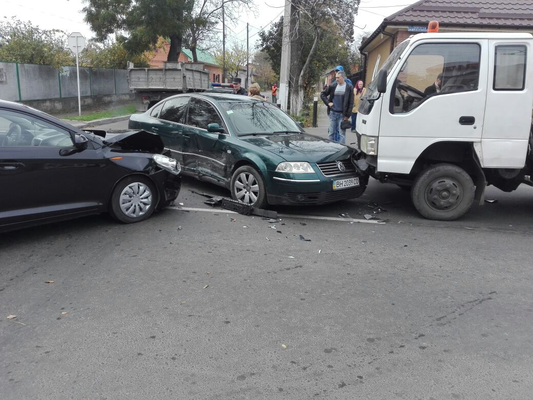 В Измаиле на перекрестке столкнулись три автомобиля