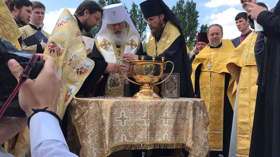На территории Килийской центральной районной больницы в фундамент будущего храма заложили памятную капсулу