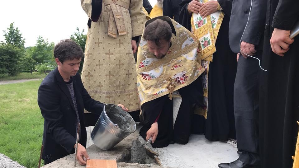 На территории Килийской центральной районной больницы в фундамент будущего храма заложили памятную капсулу