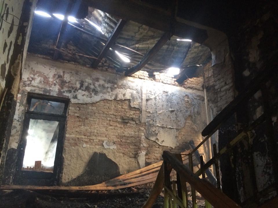 В Одесской области из-за попадания молнии в школе вспыхнул сильный пожар