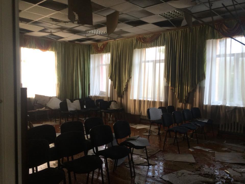 В Одесской области из-за попадания молнии в школе вспыхнул сильный пожар