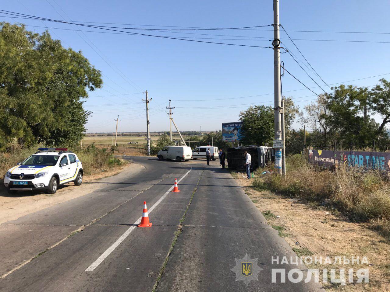 Микроавтобус с пассажирами, которые ехали на отдых в Затоку, перевернулся возле Грибовки. 11 человек пострадали