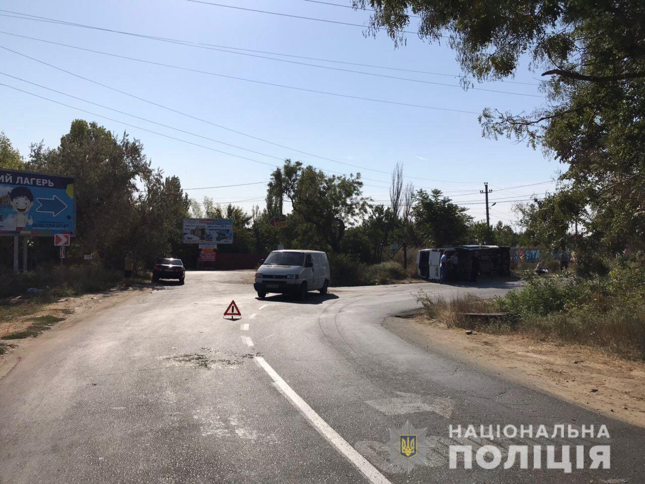 Микроавтобус с пассажирами, которые ехали на отдых в Затоку, перевернулся возле Грибовки. 11 человек пострадали