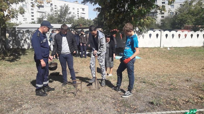 В Измаиле спасатели вместе со школьниками варили казацкую кашу