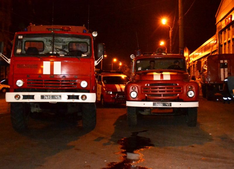 В Одессе при ликвидации масштабного пожара на станции техобслуживания пострадали 4 спасателя