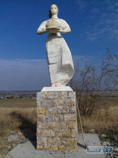 В Болградском районе отреставрировали народные скульптуры, которые знают все в Бессарабии (ФОТО)