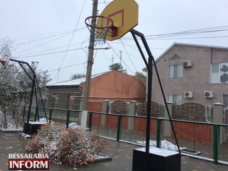 В измаильском СОЦе торжественно открыли профессиональную баскетбольную площадку (ФОТО)
