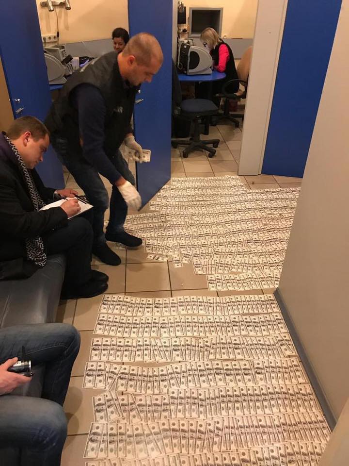 Коррупция в "УДП": советника главы пароходства взяли на взятке в 100 тыс долларов США