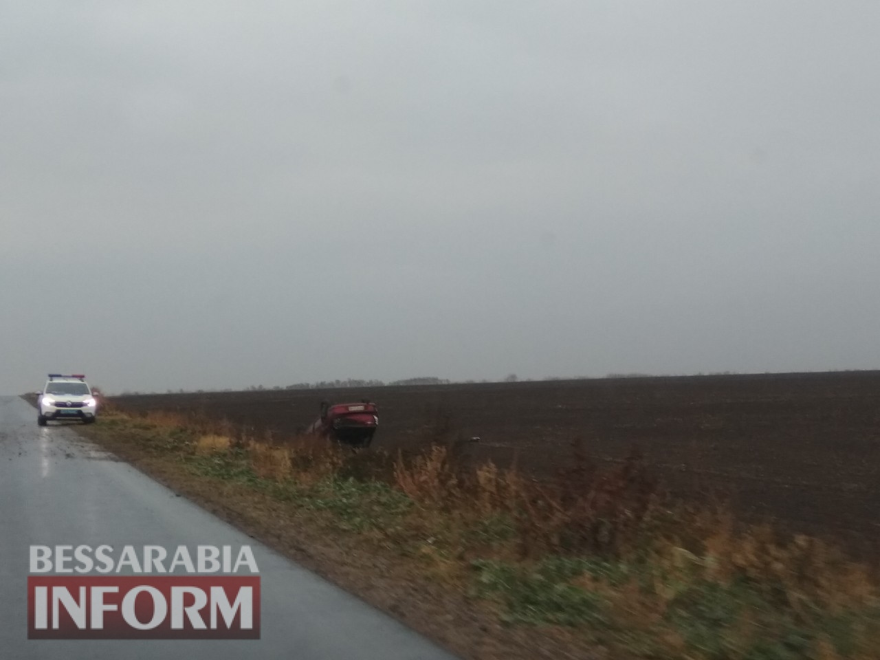 В Килийском районе легковушка слетела с дороги и перевернулась - водитель не справилась с управлением