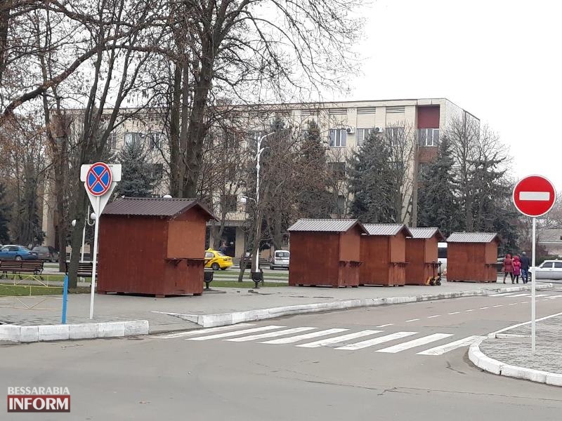 Праздник приближается: в Измаиле на главной площади города устанавливают новогоднюю ёлку