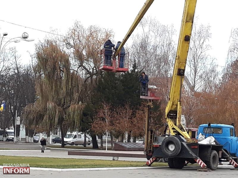 Праздник приближается: в Измаиле на главной площади города устанавливают новогоднюю ёлку