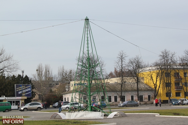 Праздник приближается: в Измаиле на главной площади города устанавливают новогоднюю ёлку