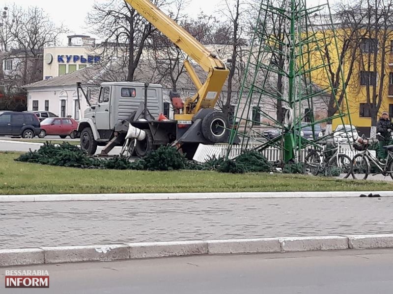 Праздник приближается: в Измаиле на главной площади города устанавливают новогоднюю ёлку