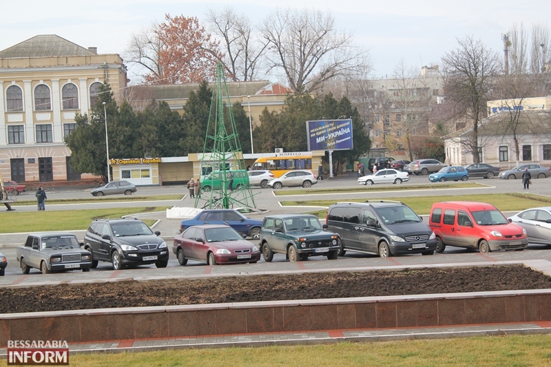 Праздник приближается: в Измаиле на главной площади города устанавливают новогоднюю ёлку