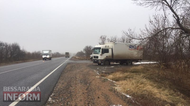 На трассе "Одесса-Рени" произошло ДТП с участием двух грузовиков. Один из автомобилей перевернулся