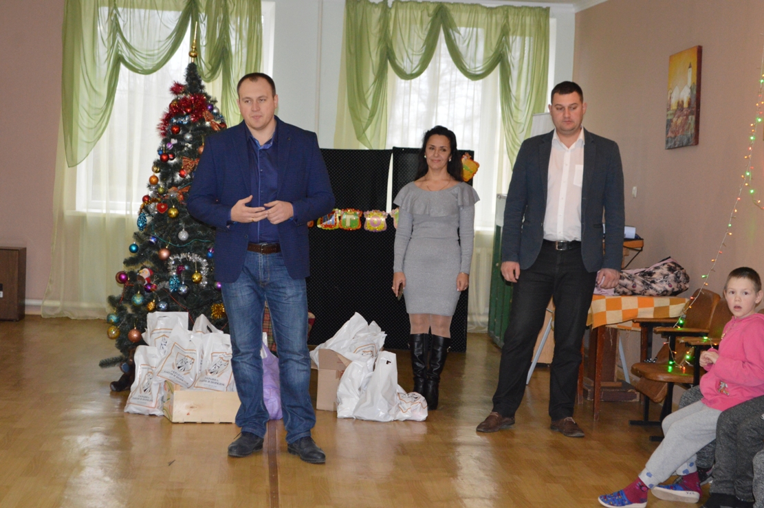 Чужих детей не бывает: глава ОО "Закон и порядок" вручил подарки воспитанникам школы-интерната и пациентам детской больницы