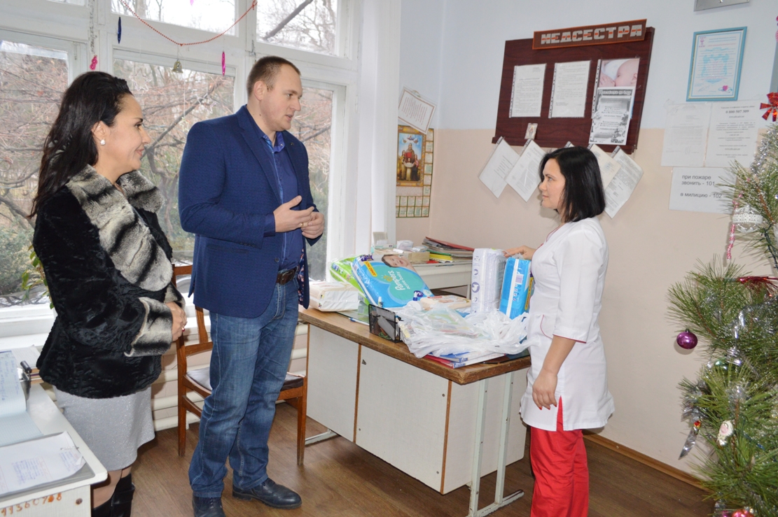 Чужих детей не бывает: глава ОО "Закон и порядок" вручил подарки воспитанникам школы-интерната и пациентам детской больницы