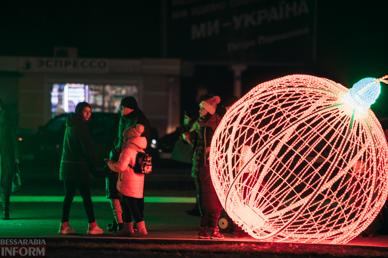 Новогодняя сказка в Измаиле: волшебные снимки ночной центральной площади