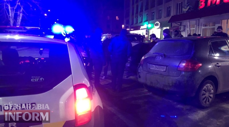 В Измаиле таксист протаранил припаркованные автомобили и скрылся с места ДТП