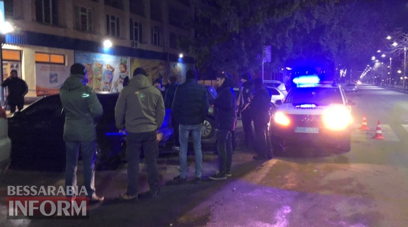 В Измаиле таксист протаранил припаркованные автомобили и скрылся с места ДТП
