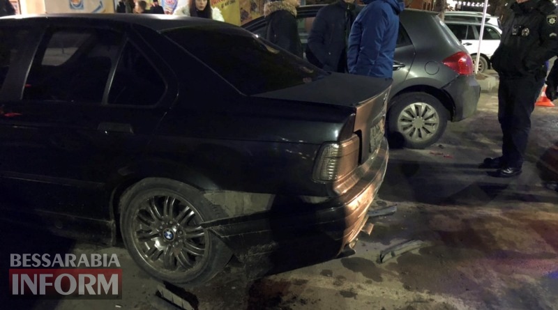 В Измаиле таксист протаранил припаркованные автомобили и скрылся с места ДТП