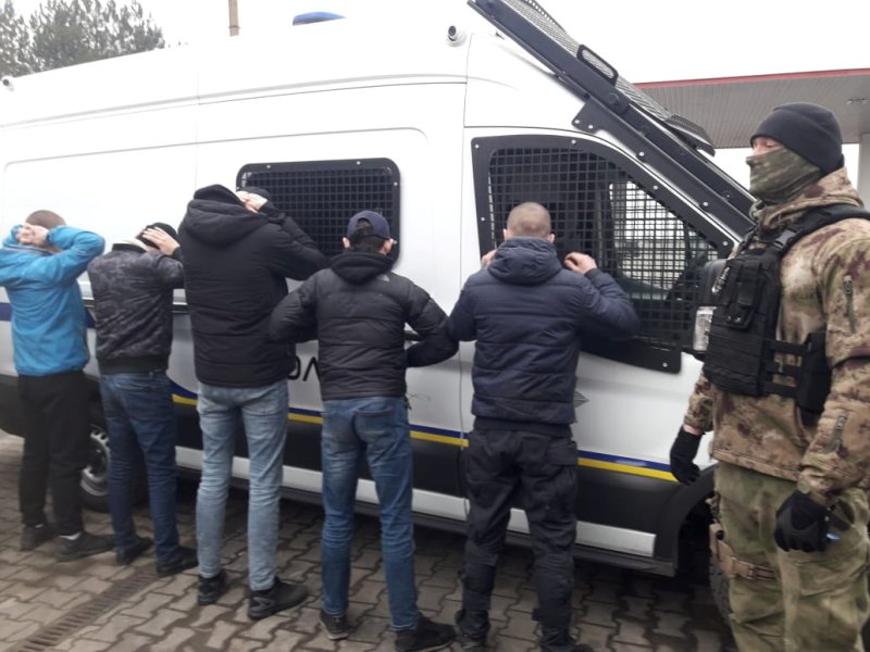 На въезде в Одессу задержали два автобуса вооруженных людей, которых подозревают в попытке дестабилизации ситуации в области