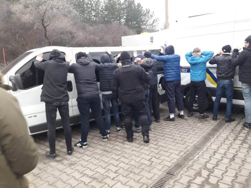 На въезде в Одессу задержали два автобуса вооруженных людей, которых подозревают в попытке дестабилизации ситуации в области