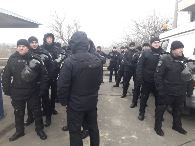На въезде в Одессу задержали два автобуса вооруженных людей, которых подозревают в попытке дестабилизации ситуации в области