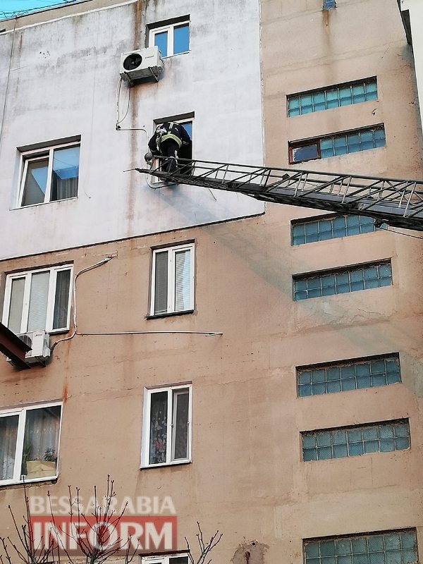 Заложники балкона: аккерманские спасатели пришли на помощь несовершеннолетним девушкам, запертым в квартире