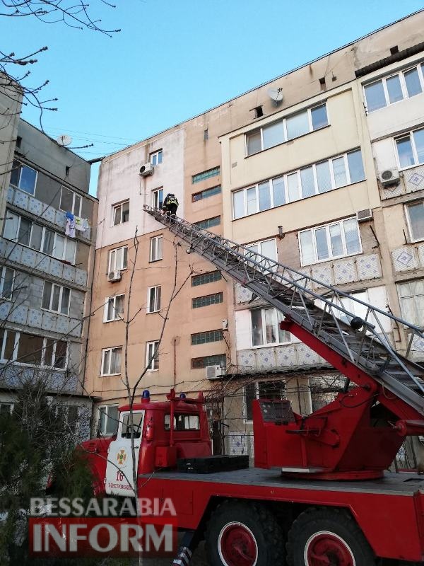 Заложники балкона: аккерманские спасатели пришли на помощь несовершеннолетним девушкам, запертым в квартире