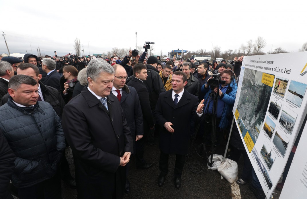 Порошенко открыл объездную дорогу вокруг Рени  и пообещал отремонтировать дороги в городе