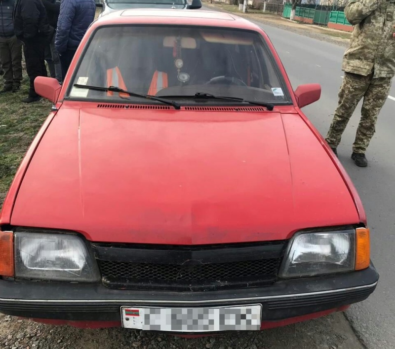 Пограничники Белгород-Днестровского отряда выявили полтонны контрафактного алкоголя и полтысячи пачек сигарет