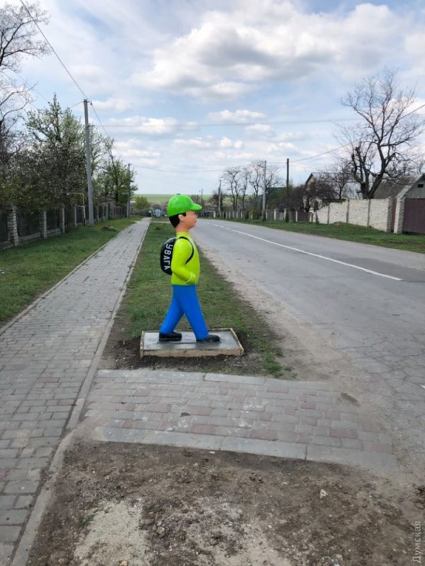 Пластмассовые "школьники": на востоке Одесской области позаботились о безопасности на пешеходных переходах