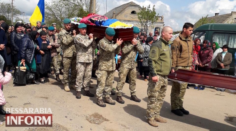 Килийский район в трауре: в Приозерном сегодня простились с погибшим на Донбассе морпехом Денисом Козьмой