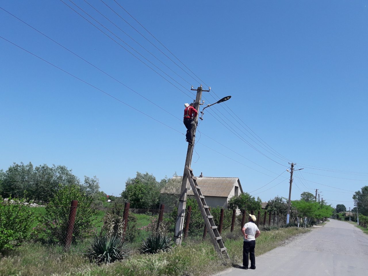 На центральной улице села Лески Килийской ОТГ установили новую линию светодиодного освещения