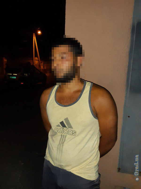 Прятали как могли: в Измаиле патрульная полиция задержала трёх человек, которые ограбили сигаретный киоск