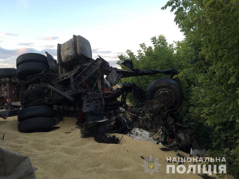 Трое погибших и груда металла: в Одесской области два зерновоза столкнулись на трассе