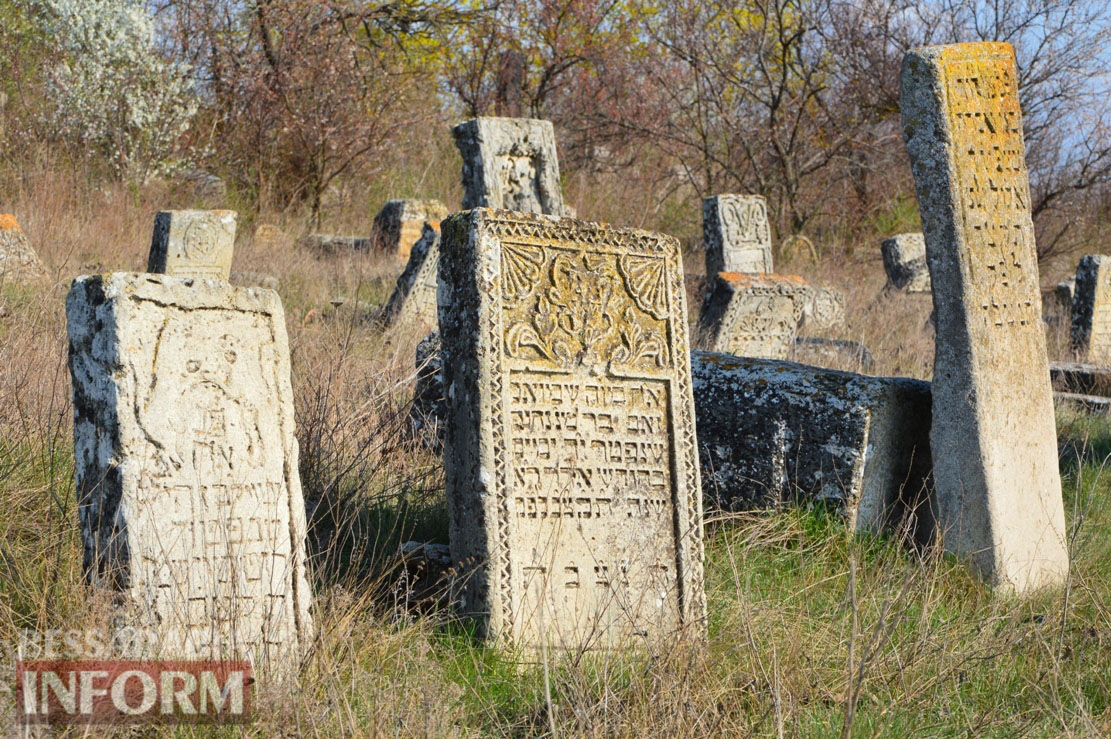 Уникальное еврейское кладбище в Килии: более 600 лет истории и сползающие в овраг старинные захоронения