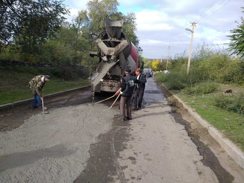 В одном из сел Арцизского района местные жители помогают в ремонте дорог